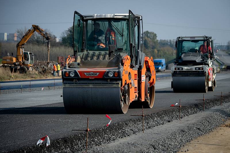 Dostavba čtyřsetmetrového úseku klíčové komunikace v Ostravě, Prodloužené Rudné. Snímek z 25. října 2019, měsíc po po předání staveniště.