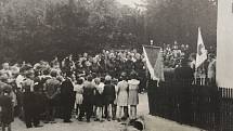 Díky místní skupině Červeného kříže byla v roce 1953 postavena stanice první pomoci a rok nato byla budova přestavěna na lékařskou stanici, kde začali ordinovat praktický a dětský lékař. Na snímku z roku 1954 je zachyceno slavnostní znovuotevření stanice.