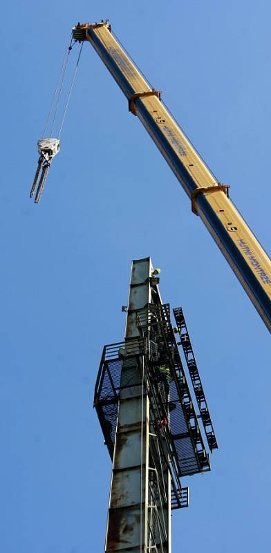  Ostravská demoliční a stavební firma DAV se ve středu pustila do strhávání čtyř stožárů na stadionu Bazaly.