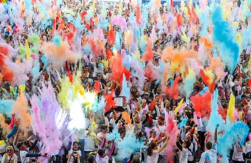 Bezmála tři tisíce lidí se zúčastnilo prvního ostravského ročníku světově známé akce Rainbow run – duhový běh, který se v sobotu konal v Dolní oblasti Vítkovic.