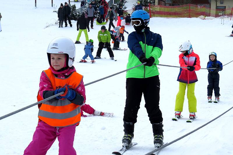 Tošovický areál zaplnili o víkendu lyžaři, snowboardisté i bobisté.