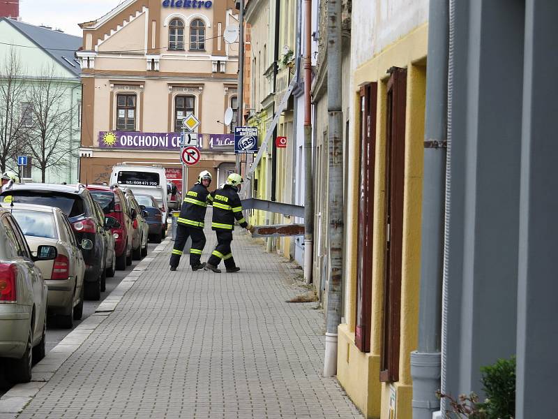 Třikrát během několika minut zasahovali novojičínsští hasiči v Novém Jičíně na ulici Dolní brána kvůli silnému větru.