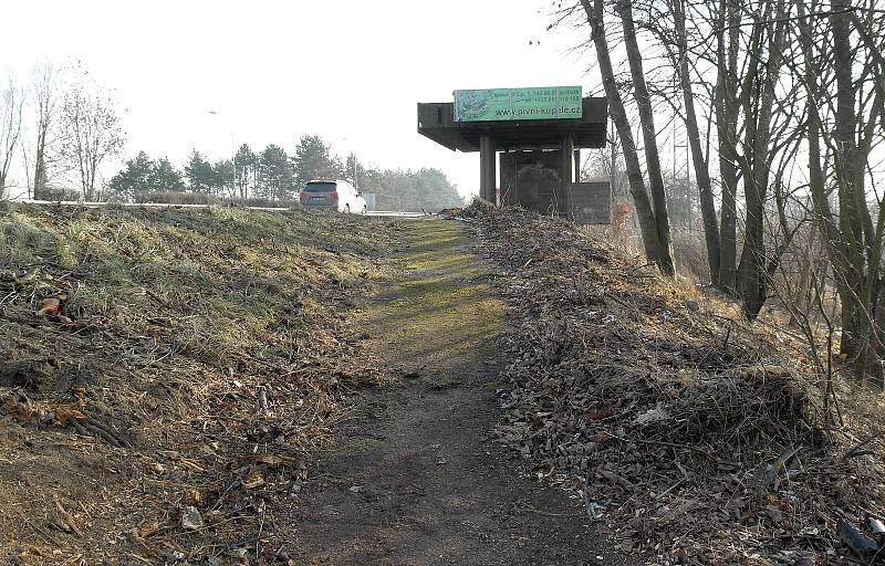 Reliéfové betonové autobusové zastávky ve Svinově a Porubě v Rudné ulici jsou v zoufalém technickém i estetickém stavu. Dnes slouží jediná ze tří na znamení.