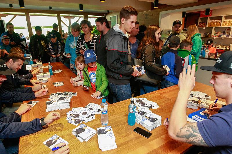 Autogramiáda hokejistů HC Vítkovice Ridera v areálu Skalka family park.