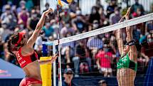 J&T Banka Ostrava Beach Open - zápas o 3. místo ženy, 6. června 2021 v Ostravě. Melissa Humana-Paredes (CAN) a Carolina Solberg Salgado (BRA).