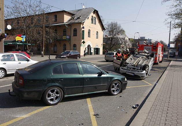 Nehoda, při které auto skončilo na střeše, se stala ve čtvrtek dopoledne v Ostravě-Vítkovicích. 