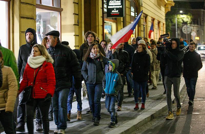 17. listopad, připomínka Dne boje za svobodu a demokracii.