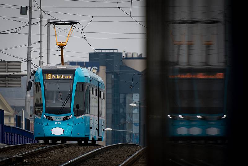 Tramvaje mají nově také roušku.