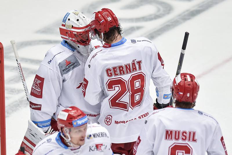 Utkání 21. kola hokejové extraligy: HC Oceláři Třinec - HC Vítkovice Ridera, 21. listopadu 2018 v Třinci. (vlevo) brankář Třince Šimon Hrubec a Martin Gernát.