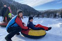 Velké Karlovice lákají na sáňkování, snowtubing i běžky.