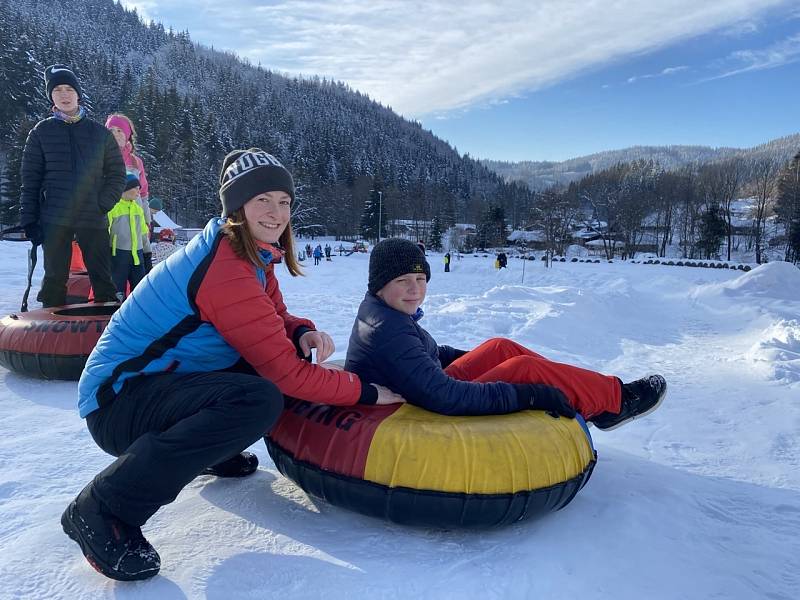 Velké Karlovice lákají na sáňkování, snowtubing i běžky.