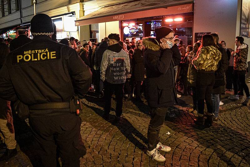 Stodolní ulice 4. prosince 2020 v Ostravě. Policie kontroluje uzavření vnitřních prostor po 22:00 hodině, díky vládním opatřením k zamezení šíření koronavirového onemocnění COVID-19.