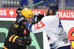 Hokejisté Vítkovic (v bílém) v prvním semifinále proti švédskému celku Skellefteå AIK.