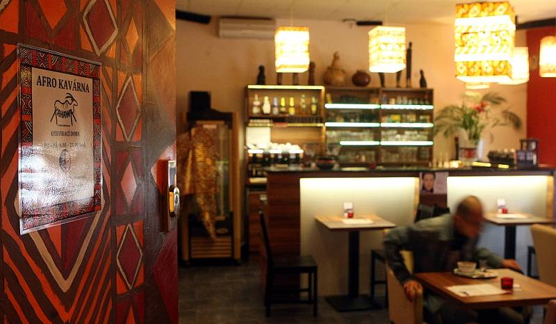 Interiér kavárny Kahawa zdobí nejen originální ornamenty na zdech a svítidlech, ale i prodejné fairtradové výrobky z Afriky.
