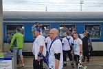 Fanoušci Baníku odjíždějí vlakem do Olomouce.