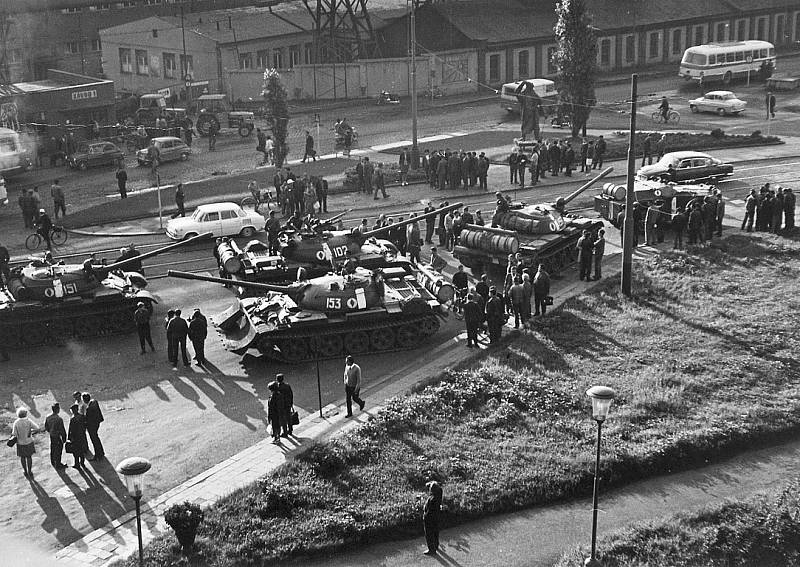 VE VÍTKOVICÍCH. Nejvíce tanků zamířilo do Vítkovic, kde v podstatě železárny z mnoha stran obklíčily. Velitelé pak byli pozvání ke generálnímu řediteli VŽKG Rudolfu Peškovi a pohoštěni.