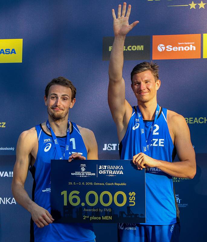 Slavnostní ceremoniál. FIVB Světové série v plážovém volejbalu J&T Banka Ostrava Beach Open, 2. června 2019 v Ostravě. Na snímku (zleva) Ondrej Perusic (CZE), David Schweiner (CZE).