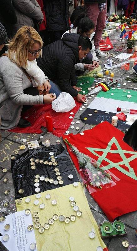 Den po tragické události lidé uctili minutou ticha památku obětí úterních událostí na náměstí Place de la Bourse. Mezi přítomnými byli i muslimové.