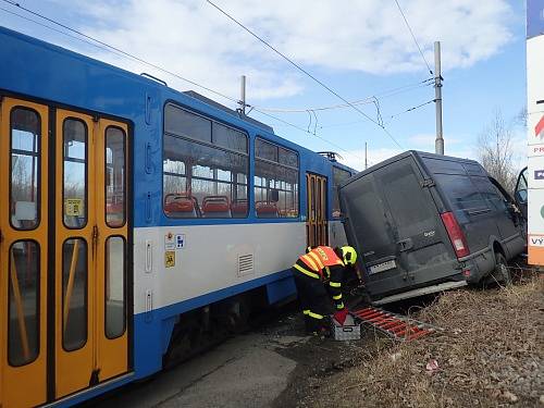 Zásah ostravských hasičů u nehody tramvaje s dodávkou.