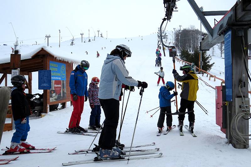 Tošovický areál zaplnili o víkendu lyžaři, snowboardisté i bobisté.