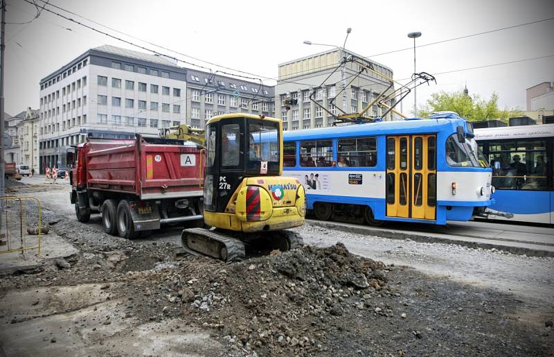 Rekonstrukce inženýrských sítí pod povrchem pravého jízdního pruhu ulice Nádražní v centru Ostravy. 