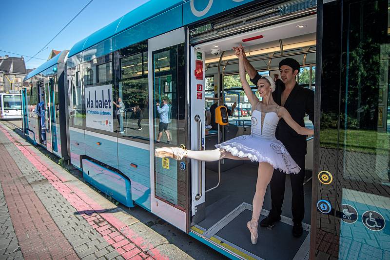 Balet Národního divadla moravskoslezského (NDM) předvedl ukázku z baletu Coppélia a Rossiniho karty v tramvajích městské hromadné dopravě (DPO), 3. září 2020 v Ostravě.