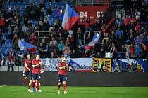 Čeští fotbalisté děkují fanouškům po výhře nad Běloruskem.