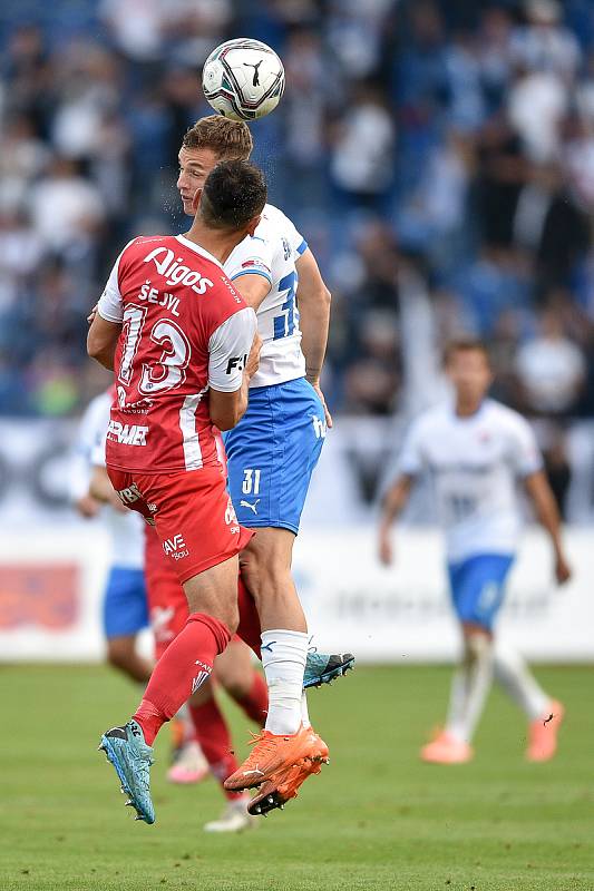 Utkání 4. kola první fotbalové ligy: FC Baník Ostrava - FK Pardubice, 19. září 2020 v Ostravě. (zleva) Martin Šejvl z Pardubice a Ondřej Šašinka z Ostravy.