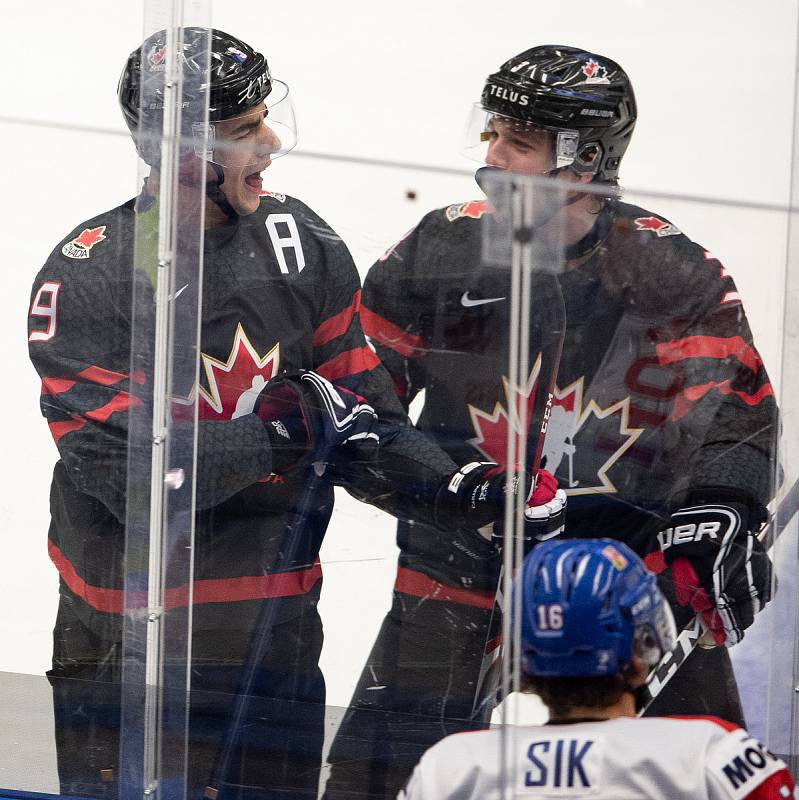 Mistrovství světa hokejistů do 20 let, skupina B: Kanada - ČR, 31. prosince 2019 v Ostravě. Na snímku (zleva) Joe Veleno a Calen Addison.