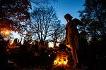 Na památku zesnulých lidé zapalují svíčky, 31. října 2020. Ústřední hřbitov Slezská Ostrava.