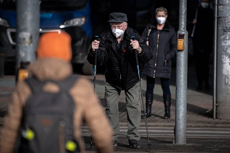 Muž s respirátorem na zastávce MHD, 25. února 2021 v Ostravě. Kvůli koronavirové epidemii začala platit povinnost na frekventovaných místech nosit respirátor nebo dvě jednorázové zdravotnické roušky přes sebe.