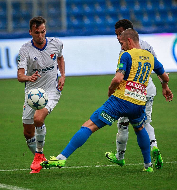 I. liga, 4. kolo, FC Baník - FK Teplice: 3 : 3, na snímku vlevo Lukáš Pazdera, vpravo Jan rezek