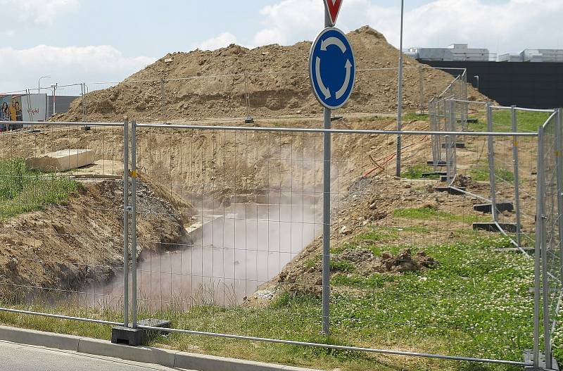 Na oblaka páry vycházející ze země v Nákupní ulici upozorňuje veřejnost snad od počátku tohoto roku.