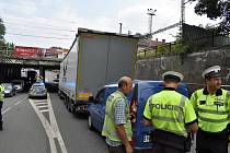 Řidič polského kamionu neodhadl výšku svého vozu a vjel do "myší" díry v Mariánskohorské ulici v Ostravě. Při couvání pak nararil do dodávky.