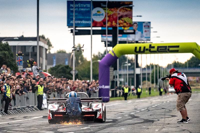 Motoristická akce s názvem Road Circus na ulici Horní v části mezi Dubinou a Bělským lesem. 18. září 2021 v Ostravě.