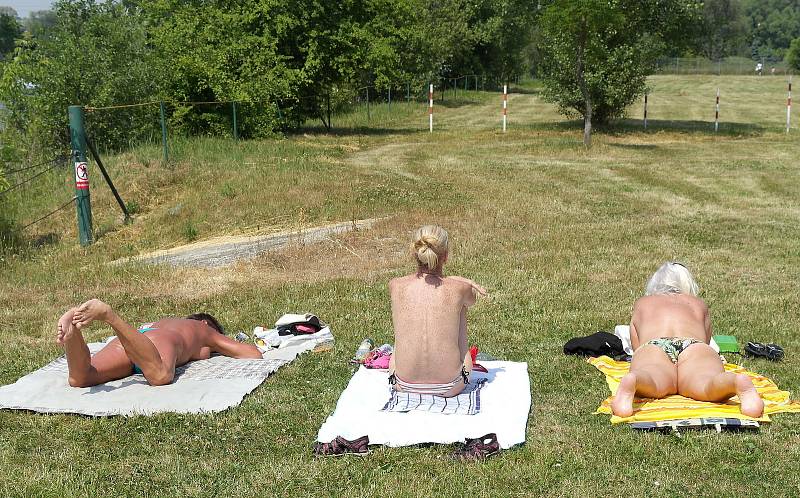 Štěrkovna v Hlučíně, tedy oficiální rekreační areál, je otevřena. Kolem se však rekonstruuje a blízkost stavby znamená i určitá omezení. 16. 6. 2021