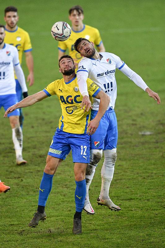 Utkání 21. kola první fotbalové ligy: FC Baník Ostrava – FK Teplice, 27 února 2021 v Ostravě. (zleva) Martin Macej z Teplic a Patrizio Stronati z Ostravy.