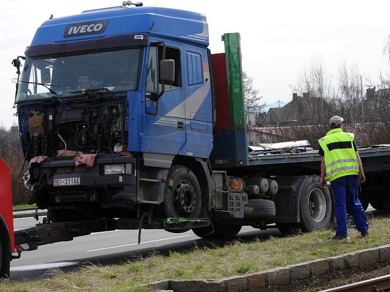 Úterní dopolední nehoda mezi nákladním vozidlem a tramvají na mostě Mládeže na Plzeňské ulici v Ostravě si vyžádala tři zraněné.