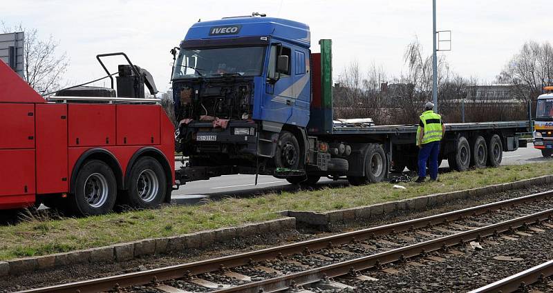 Úterní dopolední nehoda mezi nákladním vozidlem a tramvají na mostě Mládeže na Plzeňské ulici v Ostravě si vyžádala tři zraněné.