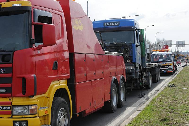 Úterní dopolední nehoda mezi nákladním vozidlem a tramvají na mostě Mládeže na Plzeňské ulici v Ostravě si vyžádala tři zraněné.