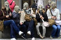 Boj za lepší ovzduší v Ostravě nekončí. Na tři desítky lidí se proto sešly ve středu po poledni před Novou radnicí a s maskami či rouškami na obličejích společně vyrazili v průvodu na Masarykovo náměstí. 