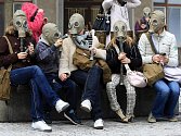 Boj za lepší ovzduší v Ostravě nekončí. Na tři desítky lidí se proto sešly ve středu po poledni před Novou radnicí a s maskami či rouškami na obličejích společně vyrazili v průvodu na Masarykovo náměstí. 