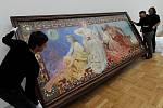 Unikátní dílo Alfonse Muchy Alegorie dramatických umění dorazilo do Ostravy. Plátno o rozměrech 4,07 krát 1,68 metrů dorazilo z Ivančic do ostravské Galerie výtvarného umění (GVUO).