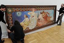 Unikátní dílo Alfonse Muchy Alegorie dramatických umění dorazilo do Ostravy. Plátno o rozměrech 4,07 krát 1,68 metrů dorazilo z Ivančic do ostravské Galerie výtvarného umění (GVUO).