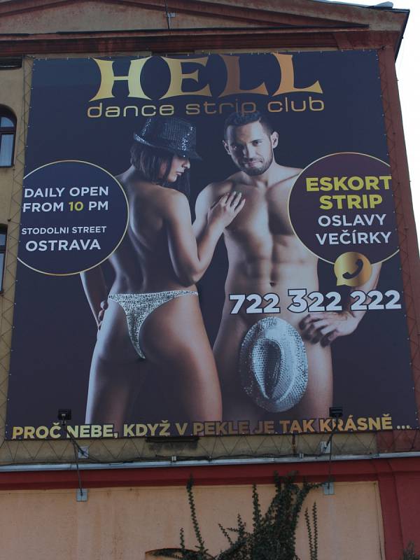 Billboardu v Ostravě dal současnou podobu Nikola Vavrous alias Khoma tím, že slečně na snímku přimaloval kalhotky. 