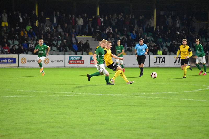 Fotbalisté Petřkovic (ve žluto-černém) při výhře 2:1 v Hlučíně (3. 10. 2020).