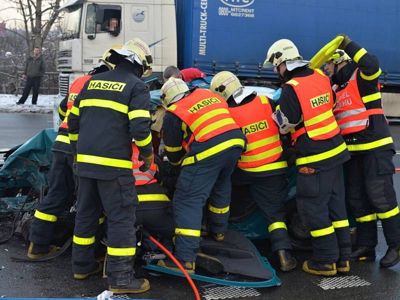 Páteční dopravní nehoda na Rudné. Řidiče museli vyprostit hasiči. 