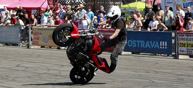 Adrenalin, spálené pneumatiky a kaskadérské kousky. To je stunt riding. 