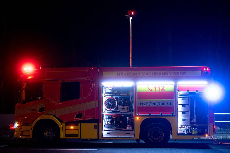 Nehoda vozidla zn. Porsche ve večerních hodinách na ulici Plzeňská, vedle tramvajové zastávky Dolní směr Ferona. 12. března 2021 v Ostravě.