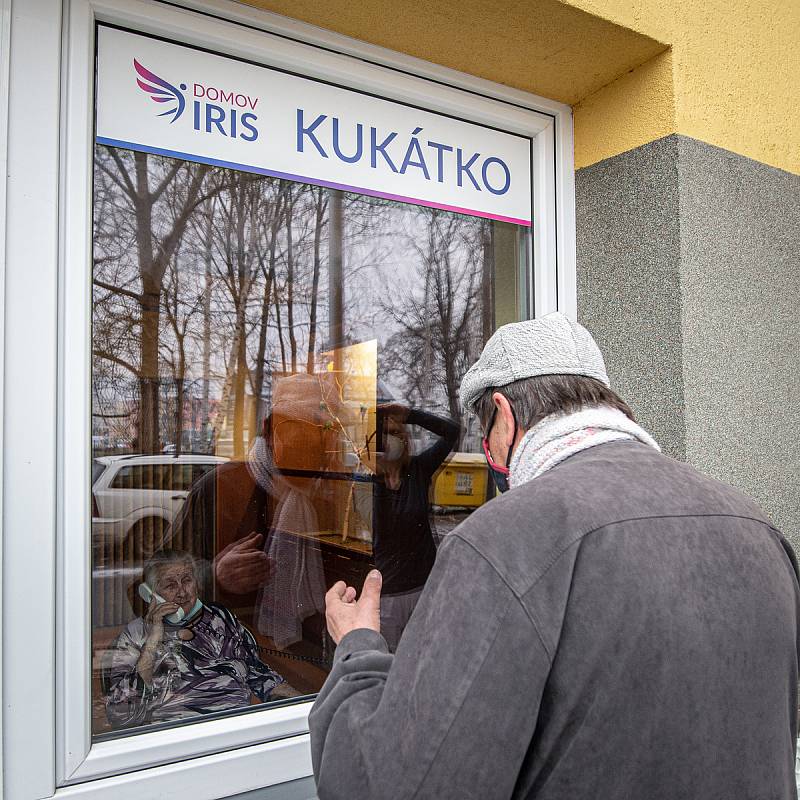 Telefonní kukátko Domova pro seniory Iris v Ostravě. Způsob, jakým se mohli vidět a slyšet klienti se svými návštěvami v době covidu, prosinec 2020 v Ostravě.